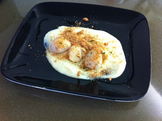 Pan-fried scallops with parsnip purée & pancetta crumbs 
